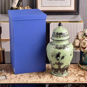 Vase en céramique de style chinois traditionnel avec motif floral intemporel, pot décoratif de style temple pour la maison, le salon ou l'entrée. - Product Image 4