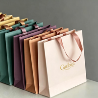 Sac cadeau en carton blanc imprimé avec logo personnalisé, conception robuste, aspect élégant pour l'emballage de parfums et la livraison de cadeaux