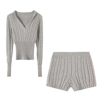Ensemble deux pièces pour femmes, pull en tricot à capuche élégant et fin, couleur unie, automne, et short en tricot