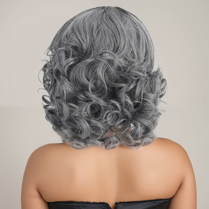 Peluca de cosplay corta rizada negra y gris teñida, estilo abuela, <span class=keywords><strong>para</strong></span> juegos de rol, a la moda, europea, americana, de comercio exterior, con <span class=keywords><strong>redecilla</strong></span>. - Product Image 4