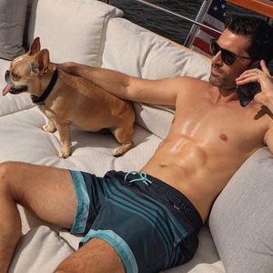 Shorts de bain pour hommes à séchage rapide, motif rayé, logo imprimé, style sportif, pour l'été, personnalisables, vente en gros directe usine - Product Image 2