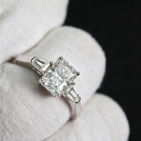 Bague Classique Trois Pierres en Argent 925, Moissanite Taille Radiant Couleur D 2 carats 6x8mm, Pierres d'Accordéon Baguette Effilées, Bague de Promesse et de Mariage