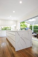 Conception moderne d'armoire de cuisine de laque blanche avec le comptoir de Calacatta
