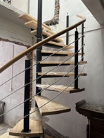 Escalier en colimaçon sur mesure avec marches en bois et garde-corps en aluminium pour villa, grenier, duplex, structure intérieure résidentielle gain de place
