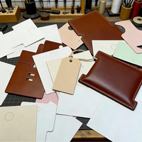 Étiquettes suspendues personnalisées en papier écologique recyclable non couché avec trou perforé et impression dorée en relief pour l'emballage de vêtements