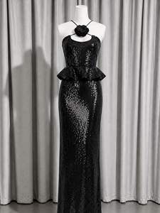 Vestido de Noche Formal Negro de <span class=keywords><strong>Lentejuelas</strong></span> para <span class=keywords><strong>Mujer</strong></span>, Diseño Personalizado, Cuello Halter de Lujo, Detalle de Flores, Cintura con Peplum, Largo hasta el Suelo - Product Image 5