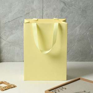 Sac en papier kraft noir personnalisé de qualité alimentaire avec impression en héliogravure, poignée longue, ruban, logo personnalisé pour emballage cadeau - Product Image 4