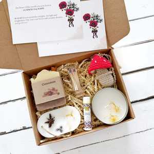 Coffret cadeau <span class=keywords><strong>personnalisé</strong></span> pour le bien-être personnel avec bougie à la cire <span class=keywords><strong>de</strong></span> soja, crochet et carte <span class=keywords><strong>de</strong></span> fleur <span class=keywords><strong>de</strong></span> <span class=keywords><strong>naissance</strong></span> - Product Image 4