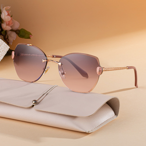 Vente en gros de lunettes de soleil KAJILA tendances fantaisistes avec logo personnalisé œil de chat verres UV400 sans cadre taillés en diamant lunettes de soleil pour femmes - Product Image 1