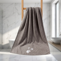 Serviette de bain pour animaux de compagnie en microfibre douce, grise, avec empreinte de patte brodée, style rectangulaire simple, pour la salle de bain