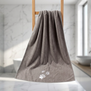 Toalla de Baño para Mascotas de Microfibra Suave, Gris, con Estampado de Huellas Bordadas, Rectangular, Estilo Simple, para Uso en el Baño - Product Image 1