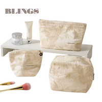 Vente en gros de trousse de maquillage de la flore délicate beige Ins Style 3PCS Sac de rangement pour soins de la peau de grande capacité Trousse de toilette portable Trousse cosmétique mignonne