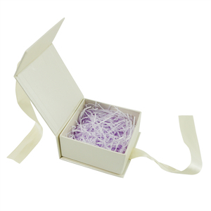 Scatola Regalo Magnetica di Lusso Personalizzata in Cartone Beige per Natale e Matrimoni, per Sapone Crema, con Chiusura a Nastro di Seta, Piccola - Product Image 4