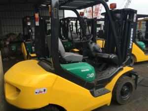 Montacargas Diésel Komatsu FD30 Usado, Equipo de Construcción, Componentes Principales: Motor, Rodamiento, Bomba, PLC, Caja de Cambios, Mástil de Tres Etapas - Product Image 3