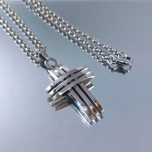 สแตนเลสสตีลจี้รูปกากบาทสำหรับผู้ชายแฟชั่นสไตล์ฮิปฮอปการออกแบบที่ทันสมัยโทนสีเงินเครื่องประดับอุปกรณ์เสริม - Product Image 2