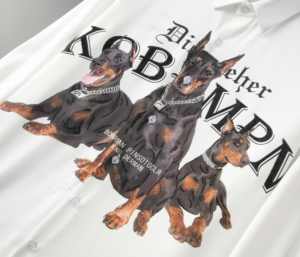 Camicia bianca a maniche lunghe da uomo con stampa audace di Doberman, design con <span class=keywords><strong>testo</strong></span>, dichiarazione di stile, tessuto antipiega e senza bisogno di stiratura. - Product Image 6