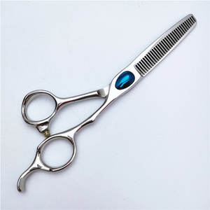 กรรไกรซอยผมตรงจากโรงงาน ขนาด 62 มม. ฝาครอบสีน้ำเงิน สำหรับคนถนัดขวา ใช้ในร้านเสริมสวย ผลิตจากสแตนเลส CF344 - Product Image 1