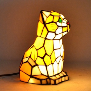 Lámpara de Mesa Decorativa de Vidrio Estilo Tiffany con Diseño de Gato, Hecha a Medida por LongHuiJing, Luz Nocturna, Regalo - Product Image 3