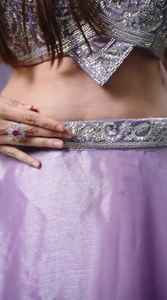 ชุดชาราร่าปักลายสีม่วงสุดหรู พร้อมเสื้อคุर्ตาแขนยาวและผ้าคลุมไหล่ขอบหยัก สำหรับผู้หญิง สวมใส่ในงานแต่งงานและงานเฉลิมฉลอง - Product Image 2