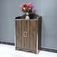 Meuble à chaussures moderne en bois pour intérieur, avec portes doubles et garniture argentée, rangement multi-niveaux pour salons/salles à manger