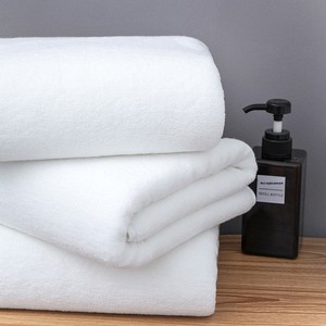 <span class=keywords><strong>Serviette</strong></span> de Bain Rectangulaire Unie en Coton Blanc 500g pour Hôtels, Salons de Beauté, Fitness, Cadeaux, Usines et Piscines – Bordure Tissée Simple - Product Image 2