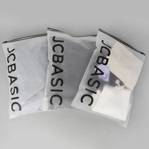 Sacs d'emballage pour vêtements en plastique givré avec fermeture éclair, personnalisables avec votre logo, en polyéthylène recyclé - Product Image 2