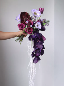 M802 Bouquet da Sposa Gotico Serie Moody Dark Cascade in Bordeaux <span class=keywords><strong>Scuro</strong></span> e <span class=keywords><strong>Viola</strong></span>, Composizione Floreale per la Sposa - Product Image 6