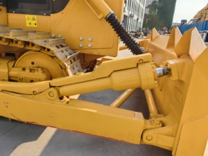 รถดันดินตีนตะขาบ SHANTUI SD22 รถดันดินไฮดรอลิก 220 แรงม้า พร้อมเครื่องยนต์ที่เชื่อถือได้และการใช้งานที่ง่ายดายสำหรับงานเหมืองและงานเคลื่อนย้ายดิน - Product Image 4