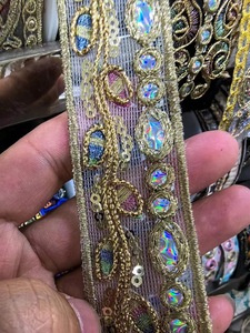 Cinta de <span class=keywords><strong>guipur</strong></span> de lentejuelas doradas con ribete de <span class=keywords><strong>encaje</strong></span> bordado hecho a mano al por mayor en 2,5 cm 3cm de ancho decoración de ropa de código de barras - Product Image 6