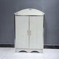 Meuble à chaussures moderne en bois pour intérieur, avec portes doubles et garniture argentée, rangement multi-niveaux pour salons/salles à manger