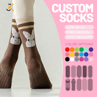 Chaussettes de Pilates à cinq doigts en coton de haute qualité, chaussettes de sport antidérapantes à rayures de dessin animé mignonnes pour femmes