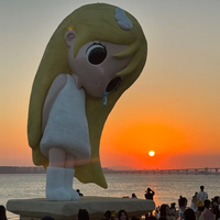 Statue de personnage de dessin animé Pop Art en fibre de verre personnalisée, sculpture géante de fille mignonne pour l'installation dans les stations balnéaires et les parcs à thème