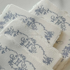 ชุดการ์ดเชิญงานแต่งงานทำมือสุดหรู พร้อมขอบกระดาษแบบดิบ ริบบิ้นโบว์ และปกกระดาษเวลลัม - Product Image 4