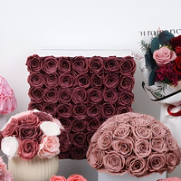 Bouquet de roses stabilisées et préservées avec logo personnalisé dans une boîte ronde, carrée ou en forme de cœur, avec vase en céramique de porcelaine