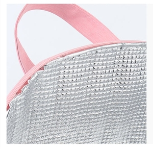Sac à lunch rose personnalisé avec deux compartiments pour transporter des aliments - Product Image 3