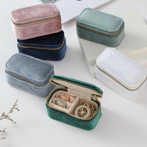 Boîte à bijoux de voyage de luxe bleue en velours et carton avec fermeture éclair, personnalisable avec logo, pour colliers, bagues et bracelets - Product Image 1