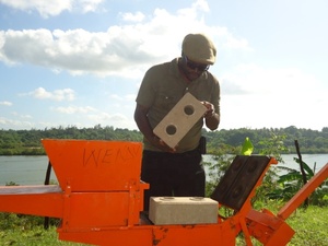 Presse à main Machine à briques de sol argileux QMR2-40 Machine à blocs de sol stabilisés à emboîtement Machine à briques de sol manuelle à vendre - Product Image 2