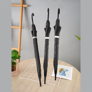 Paraguas negro mate de 90 cm de diámetro, semiautomático, con mango largo tipo gancho, para uso en lluvia y sol. - Product Image 2