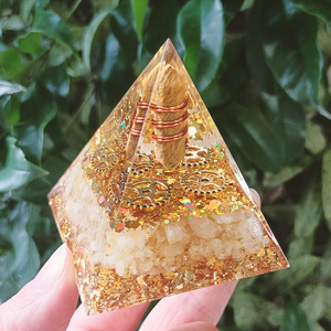 Pyramide en résine époxy œil de tigre, ornement de bureau, décoration d'intérieur, cadeau - Product Image 3