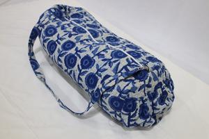 Bolsa Premium Estampada a Mano con Bloques que Refleja el Toque del Arte Tradicional Combinado con una Forma Moderna y Funcionalidad de Fácil Transporte - Product Image 6