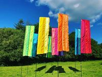 Drapeaux sur mesure pour votre fête ou événement. Drapeaux de festival disponibles pour l'expédition partout dans le monde