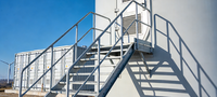 Escalier extérieur en acier galvanisé avec marches antidérapantes pour évacuation en cas d'incendie, usage industriel, marches d'escalier préfabriquées en acier