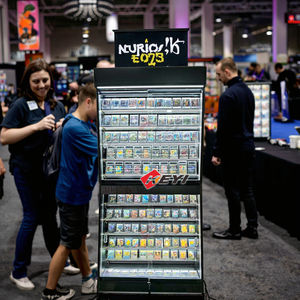 Vitrine d'exposition pour cartes de jeux de société Yu-Gi-Oh! et Pokémon TCG, idéale pour cartes de baseball et magasins de cartes TCG, avec éclairage LED - Product Image 2