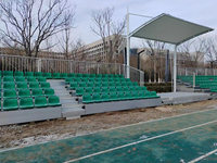 Gradins modulaires en aluminium personnalisés pour terrains de padel, sièges mobiles pour spectateurs en plein air avec chaise en plastique