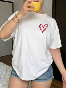 L6 Store T-shirt bianca da donna a maniche corte con stampa a cuore, girocollo minimalista, vestibilità leggermente ampia, abbigliamento casual per San Valentino - Product Image 3
