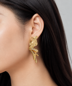 Boucles d'oreilles pendantes sculpturales en acier inoxydable plaqué or 14K, abstraites et fluides, 49 mm - Product Image 5