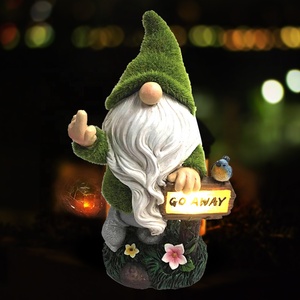 Estatua de Gnomo de Jardín de Resina con Musgo Artificial Flocado, Hecha a Medida, con Luz Solar y Diseño de Pájaro Haciendo la Ola - Product Image 1