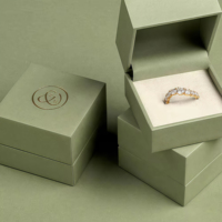 Scatole di gioielli in cartone di lusso con Logo personalizzato stampate e riciclabili alla moda scatole pieghevoli magnetiche con nastro per anello