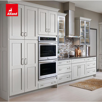 Armoires de cuisine AllandCabinet en forme de I, en érable Lockheart Irish Creme et en cerisier Lockheart Smoke, avec verre dépoli cannelé