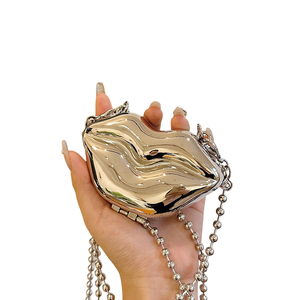 Bolso de Noche Mini Brillante de Metal Dorado con Forma de Labios y Cadena de Cuentas, Estilo 2026, a la Moda, RTS, Pedido Mixto al por Mayor - Product Image 2